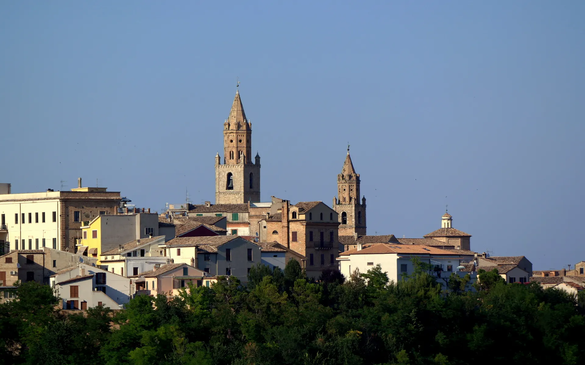 I campanili del Duomo e di Sant’Agostino svettano sul profilo di Atri.