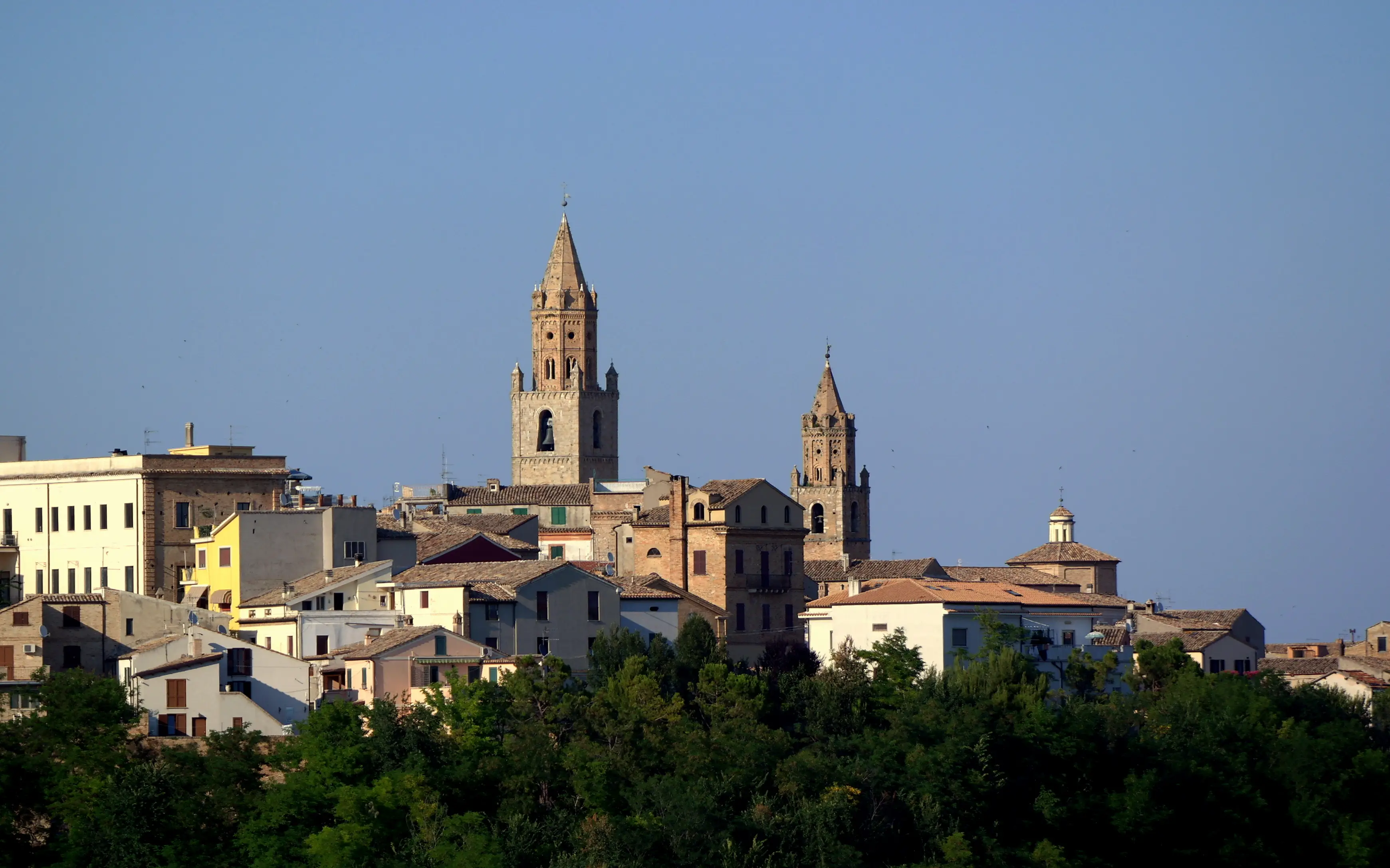 I campanili del Duomo e di Sant’Agostino svettano sul profilo di Atri.