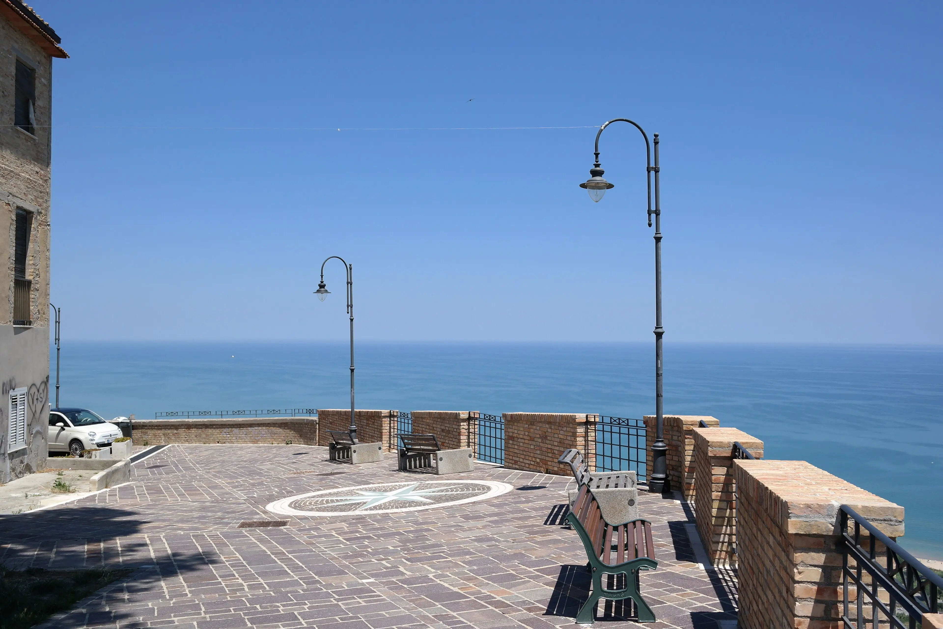 La terrazza del belvedere di Silvi Alta con i lampioni in ferro e il mare a perdita d’occhio.