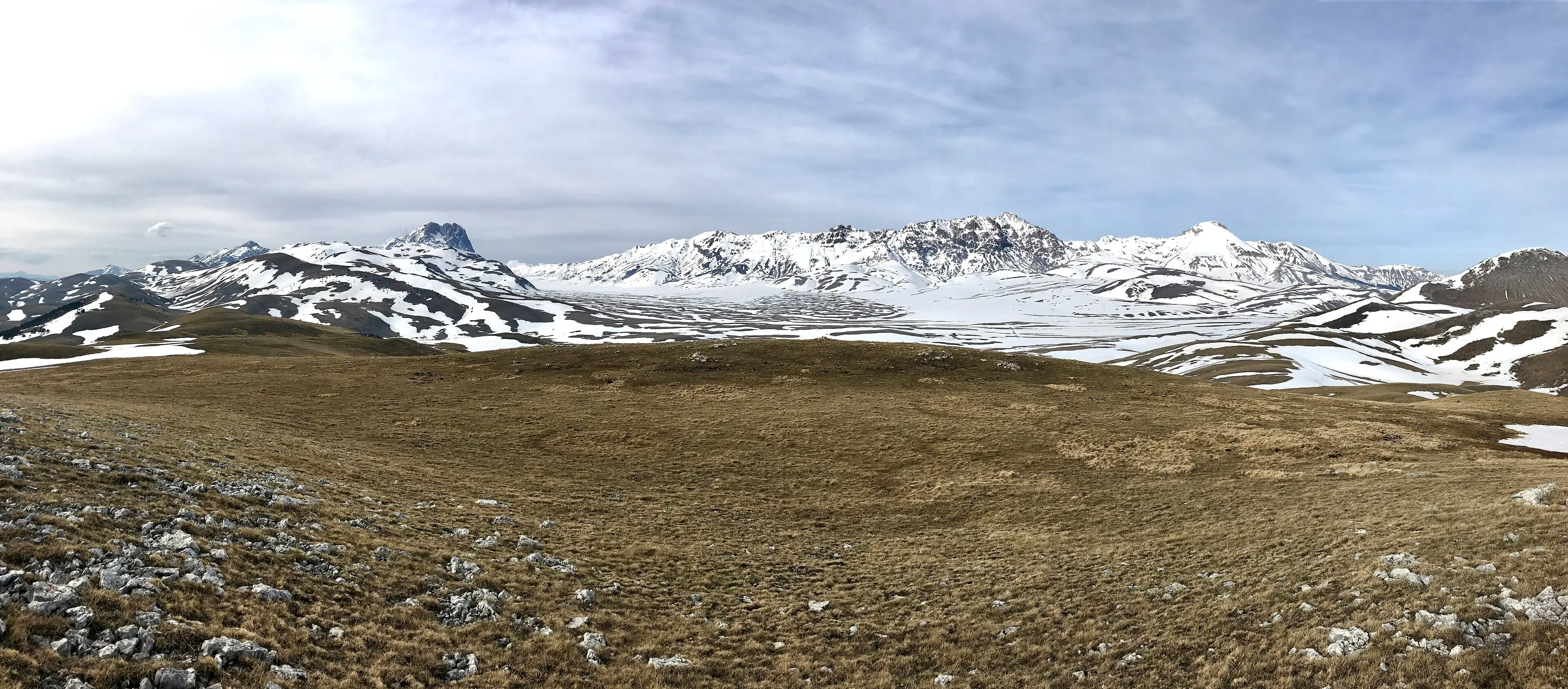 L’altopiano di Campo Imperatore con le vette innevate del Gran Sasso all’orizzonte.