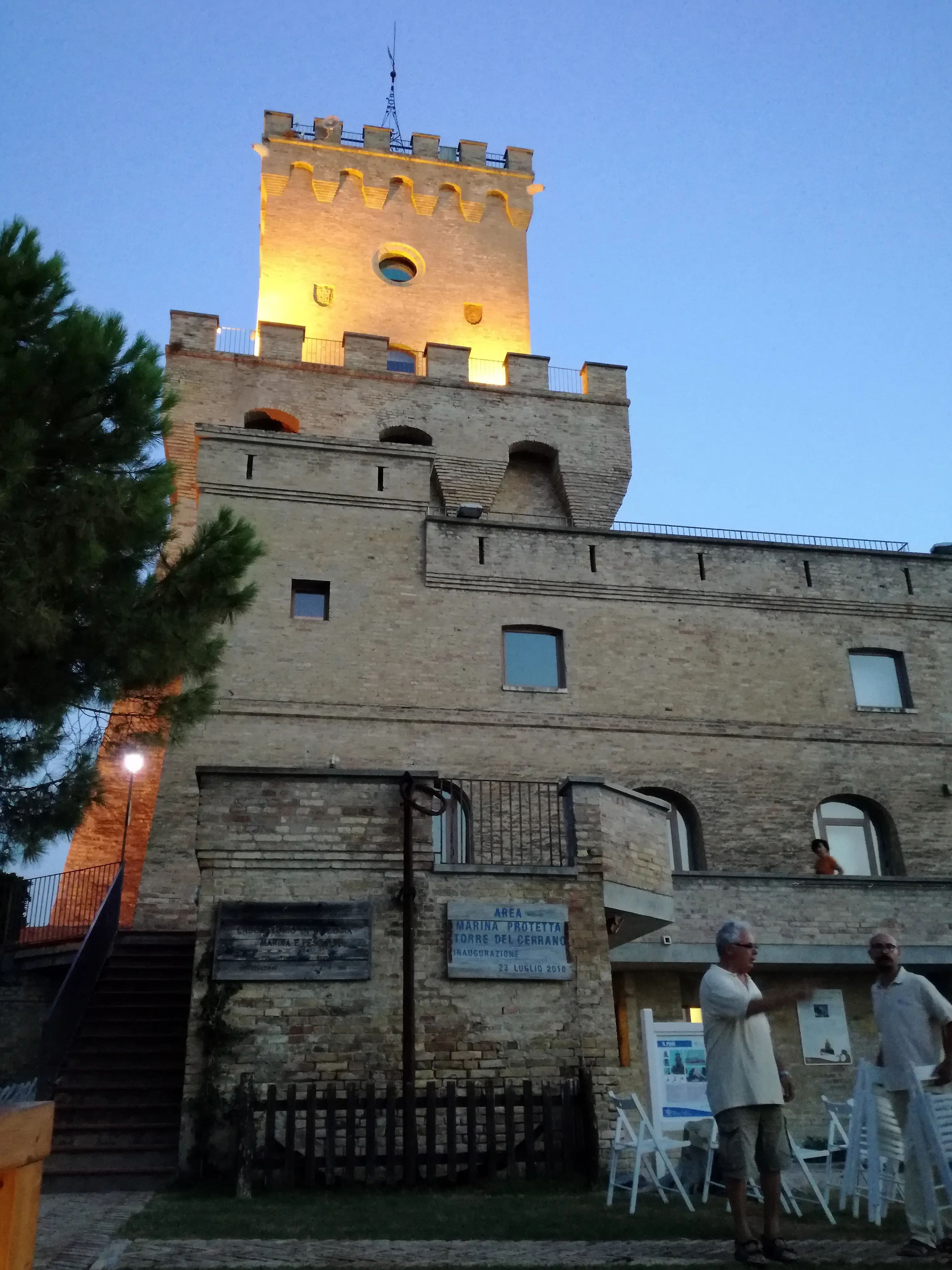 La Torre del Cerrano illuminata di caldo nella prima luce, contro il cielo blu del mattino.